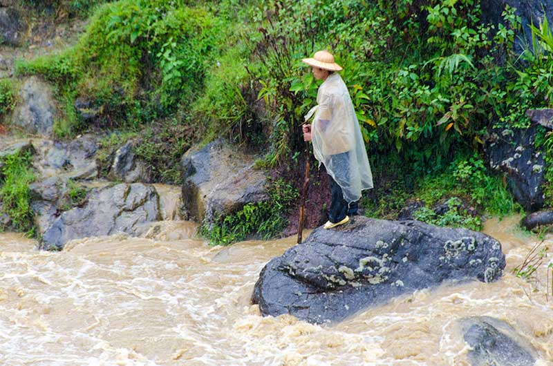 228 - Vietnam - Sapa - rio revuelto - gente